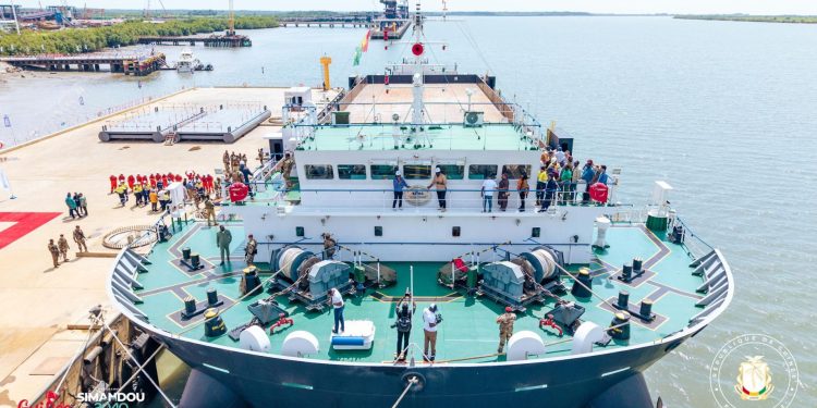 Projet Simandou : le Président du Comité Stratégique de Simandou, Djiba DIAKITÉ officie la cérémonie de réception des premiers navires pour l’exportation du minerai de fer au port de Morebaya