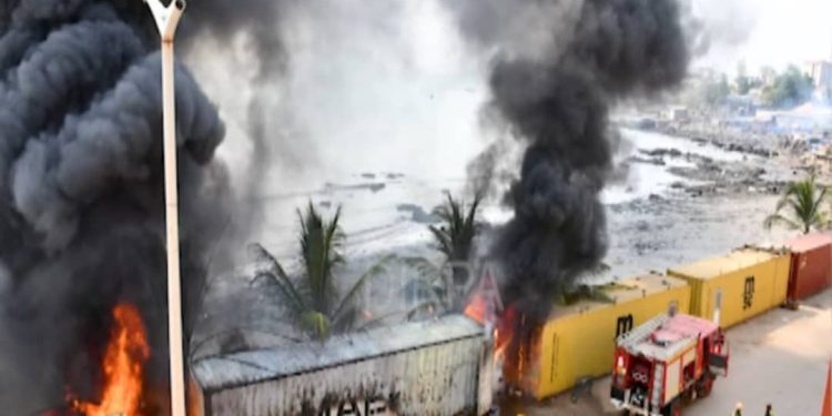 Urgent : Un incendie d’origine inconnue maîtrisée au camp Almamy Samory Touré 1 Urgent : Un incendie d’origine inconnue maîtrisée au camp Almamy Samory Touré