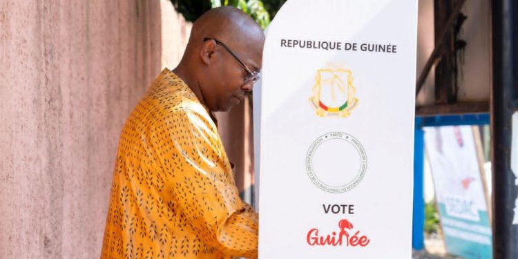 Ousmane Gaoual Diallo, Ministre des Transports et Porte-parole du Gouvernement après son vote à Landréah, dans la commune de Dixinn 1 Ousmane Gaoual Diallo, Ministre des Transports et Porte-parole du Gouvernement après son vote à Landréah, dans la commune de Dixinn