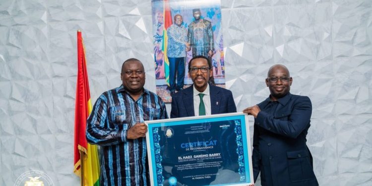 MPEM : Le ministre Fassou Thea délivre un satisfecit au DG de EDG Elhadj Gando Barry pour service rendu 1 MPEM : Le ministre Fassou Thea délivre un satisfecit au DG de EDG Elhadj Gando Barry pour service rendu
