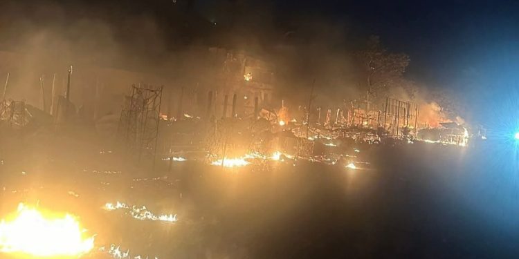 Incendie ravageur à Rogbanè : la mairie annonce des mesures, des victimes sous le choc 1 Incendie ravageur à Rogbanè : la mairie annonce des mesures, des victimes sous le choc