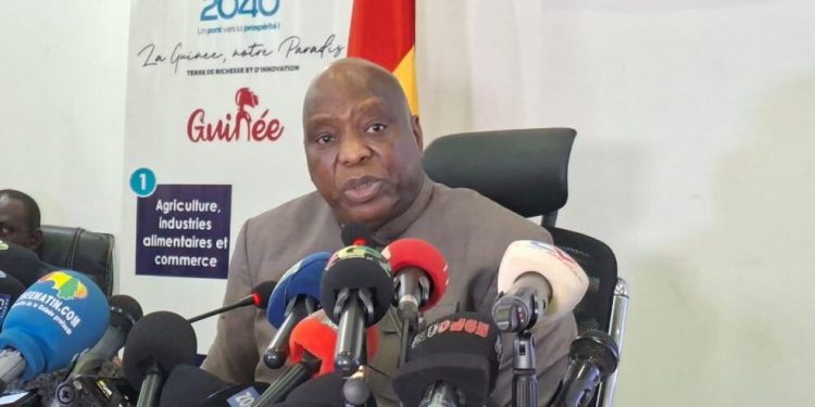 Guinéens rapatriés : l’État offre 150 emplois dans la Fonction publique pour leur intégration 1 Pressé par le tollé des réseaux sociaux, Dr Morissanda Kouyaté fait face à la presse