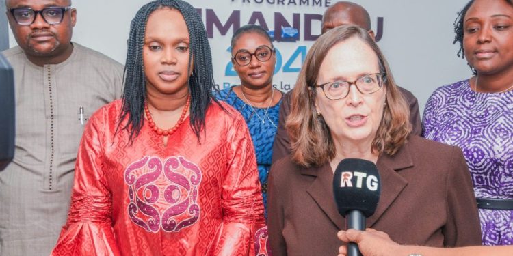 « Washington est prêt à mobiliser le secteur privé et les gros investisseurs américains afin d’accompagner la Guinée dans la valorisation de son énorme potentiel et explorer des grandes opportunités d’affaires » Dixit, Mme la Chargée d’Affaires de l’Ambassade des Etats Unis en Guinée. 1 « Washington est prêt à mobiliser le secteur privé et les gros investisseurs américains afin d’accompagner la Guinée dans la valorisation de son énorme potentiel et explorer des grandes opportunités d’affaires » Dixit, Mme la Chargée d’Affaires de l’Ambassade des Etats Unis en Guinée.