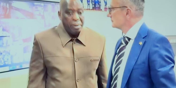 Rapatriement des guinéens d'Allemagne: Morissanda Kouyaté s'entretient avec le diplomate allemand en Guinée 1 Rapatriement des guinéens d’Allemagne: Morissanda Kouyaté s’entretient avec le diplomate allemand en Guinée