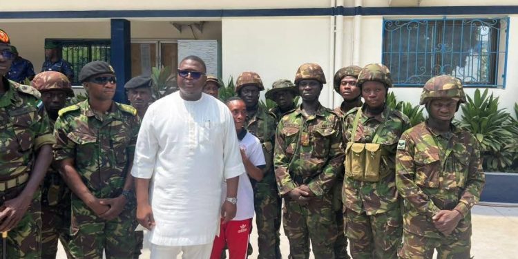 Le Ministre des Affaires étrangères et de la Coopération internationale de Sierra Léone conclut avec succès un engagement diplomatique à Conakry : les 16 militaires et policiers libérés 1 Le Ministre des Affaires étrangères et de la Coopération internationale de Sierra Léone conclut avec succès un engagement diplomatique à Conakry : les 16 militaires et policiers libérés