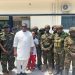 Le Ministre des Affaires étrangères et de la Coopération internationale de Sierra Léone conclut avec succès un engagement diplomatique à Conakry : les 16 militaires et policiers libérés 8 Le Ministre des Affaires étrangères et de la Coopération internationale de Sierra Léone conclut avec succès un engagement diplomatique à Conakry : les 16 militaires et policiers libérés