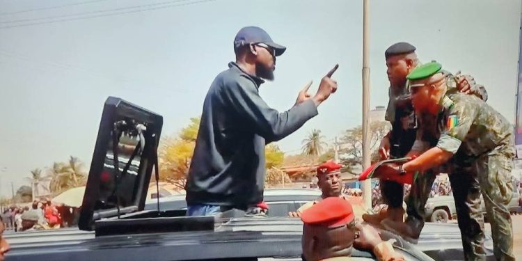 Urgent: le chef de l'Etat met en route, le dernier contingent de soldats pour la défense du territoire national. "Moi, Mamadi Doumbouya, je mets le peuple de Guinée en confiance qu’aucune portion de la terre laissée par nos ancêtres ne sera conquise par qui que ce soit" 1 Urgent: le chef de l’Etat met en route, le dernier contingent de soldats pour la défense du territoire national. « Moi, Mamadi Doumbouya, je mets le peuple de Guinée en confiance qu’aucune portion de la terre laissée par nos ancêtres ne sera conquise par qui que ce soit »