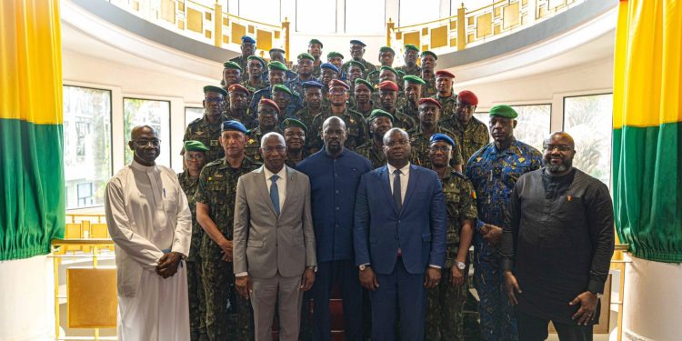 Prestation serment : le Président de la République S.E Mamadi DOUMBOUYA préside la cérémonie de port de galons et de prestation de serment de nouveaux généraux et hauts cadres promus 1 Prestation serment : le Président de la République S.E Mamadi DOUMBOUYA préside la cérémonie de port de galons et de prestation de serment de nouveaux généraux et hauts cadres promus