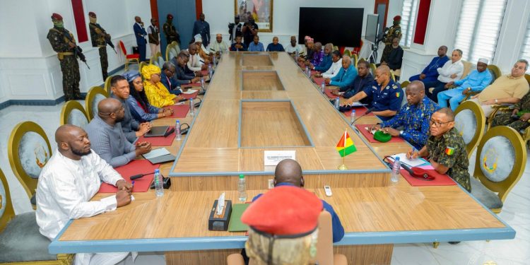 Dialogue stratégique entre l’État et le secteur privé : le Président Mamadi Doumbouya reçoit les forces vives de l’économie nationale 1 Dialogue stratégique entre l’État et le secteur privé : le Président Mamadi Doumbouya reçoit les forces vives de l’économie nationale