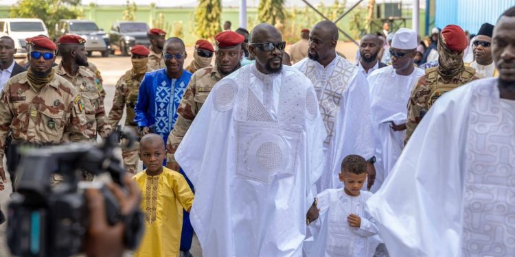 Aïd El-Fitr: Mamadi Doumbouya célèbre avec les fidèles sous le signe du vivre ensemble 1 Aïd El-Fitr: Mamadi Doumbouya célèbre avec les fidèles sous le signe du vivre ensemble