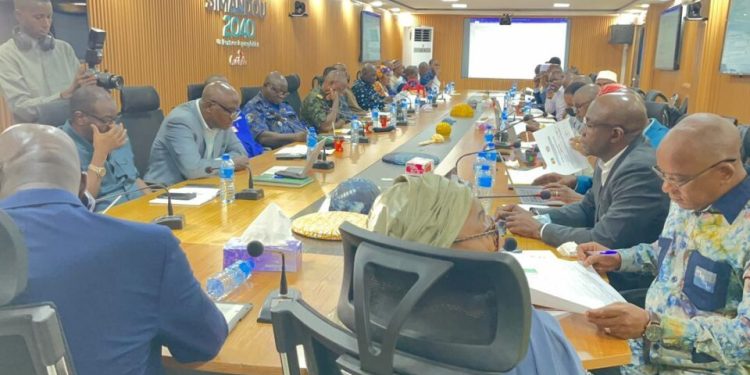 Différends frontaliers : la Commission Nationale des Frontières de Guinée en session technique. "Cet espace ne sera pas hypothéqué", tranche le ministre Ibrahima Kalil Condé 1 Différends frontaliers : la Commission Nationale des Frontières de Guinée en session technique. « Cet espace ne sera pas hypothéqué », tranche le ministre Ibrahima Kalil Condé
