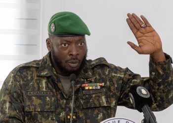Acte d’engagement sur l’honneur signé par des cadres civils et militaires devant le Président de la République