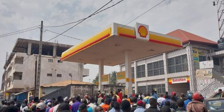 Labé : Les stations-service prises d’assaut sur fond de rumeur de pénurie de carburant 1 Labé : Les stations-service prises d’assaut sur fond de rumeur de pénurie de carburant