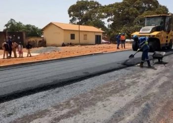 Préfecture de Mali : démarrage des travaux de bitumage de la voirie urbaine, une première dans l’histoire de la localité