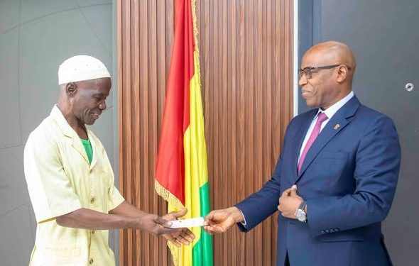Echangeur de Bambeto : le ministère des infrastructures remet des chèques d'indemnisation au dernier lot des impactés du projet 1 Echangeur de Bambeto : le ministère des infrastructures remet des chèques d’indemnisation au dernier lot des impactés du projet