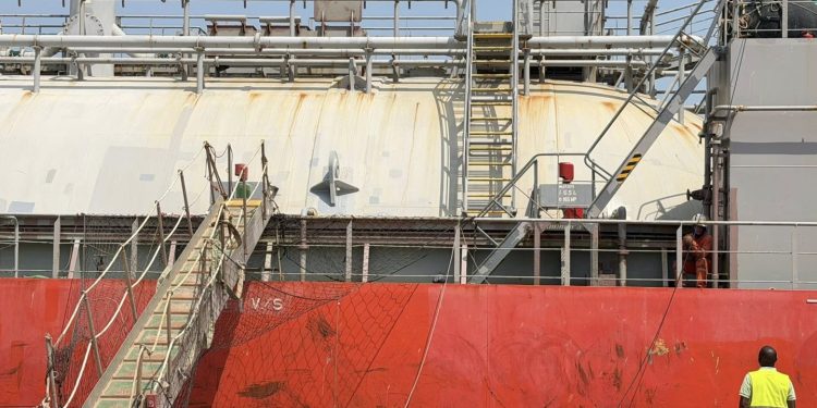 FAPGAZ-SA : accostage d’un butanier au Port autonome de Conakry. 1 FAPGAZ-SA : accostage d’un butanier au Port autonome de Conakry.