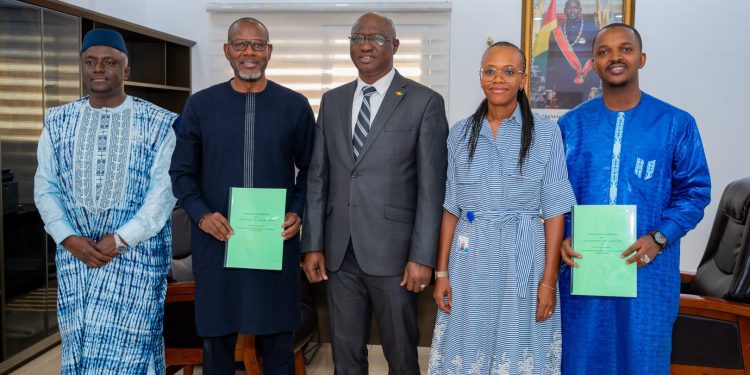Rio Tinto Guinée signe un protocole d’accord avec l’AGER pour soutenir l’électrification rurale le long du corridor de Simandou 1 Rio Tinto Guinée signe un protocole d’accord avec l’AGER pour soutenir l’électrification rurale le long du corridor de Simandou