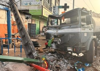 Electricité : un camion percute dangereusement un poteau Moyenne Tension à Enco5 et plonge des quartiers dans le noir 7 Electricité : un camion percute dangereusement un poteau Moyenne Tension à Enco5 et plonge des quartiers dans le noir