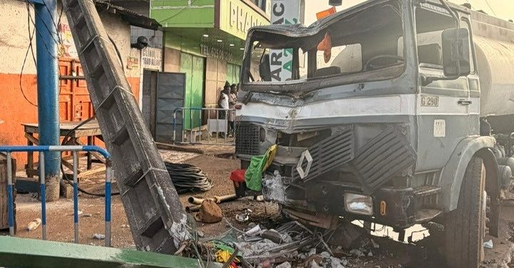 Electricité : un camion percute dangereusement un poteau Moyenne Tension à Enco5 et plonge des quartiers dans le noir 1 Electricité : un camion percute dangereusement un poteau Moyenne Tension à Enco5 et plonge des quartiers dans le noir