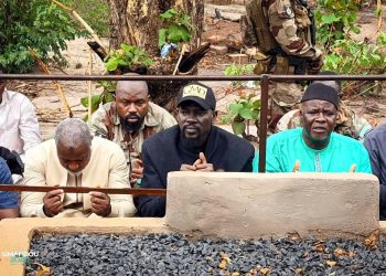 À Kankan pour la fête de Tabaski,  le Président Mamadi DOUMBOUYA se recueille sur la tombe de son défunt père