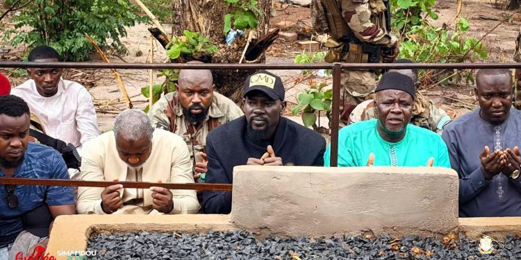 À Kankan pour la fête de Tabaski, le Président Mamadi DOUMBOUYA se recueille sur la tombe de son défunt père 1 À Kankan pour la fête de Tabaski, le Président Mamadi DOUMBOUYA se recueille sur la tombe de son défunt père