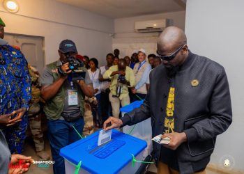 Double scrutin : le Président Mamadi Doumbouya a voté en compagnie de son épouse à Boublbinet