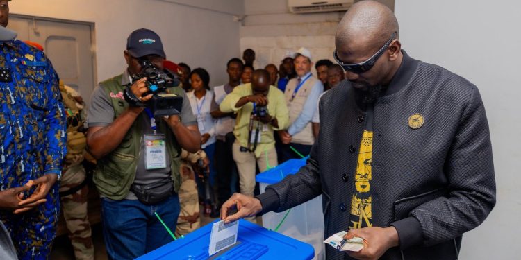 Double scrutin : le Président Mamadi Doumbouya a voté en compagnie de son épouse à Boublbinet 1 Double scrutin : le Président Mamadi Doumbouya a voté en compagnie de son épouse à Boublbinet
