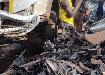Grave accident à Mamou : une collision entre un camion remorque et un taxi pageau fait 15 enfants morts