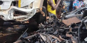 Grave accident à Mamou : une collision entre un camion remorque et un taxi pageau fait 15 enfants morts