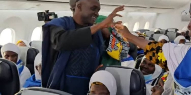 Hadj 2026 : un avion transportant des pèlerins guinéens dérouté vers Bamako suite à une collision avec un oiseau 1 Hadj 2026 : un avion transportant des pèlerins guinéens dérouté vers Bamako suite à une collision avec un oiseau