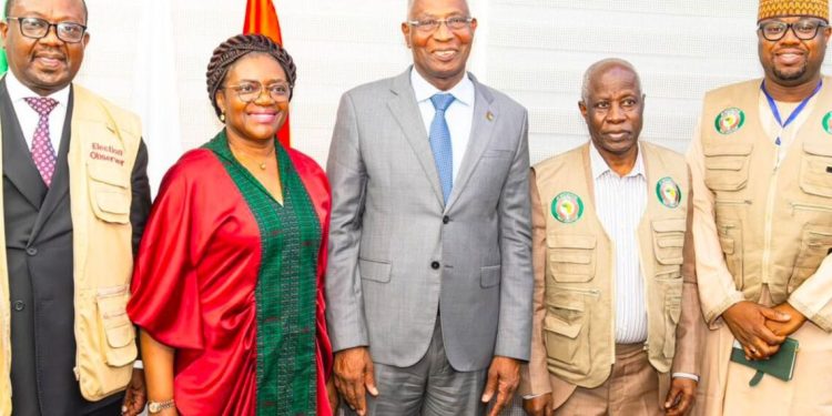 Triple vote en Guinée: les missions d'observation de la CEDEAO, l'UA et l'OIF se félicitent du "calme et de la discipline" 1 Triple vote en Guinée: les missions d’observation de la CEDEAO, l’UA et l’OIF se félicitent du « calme et de la discipline »