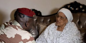 Décès de Hadja André Touré : le Président Mamadi Doumbouya rend hommage à une femme de dignité et de constance