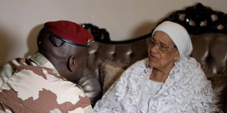 Décès de Hadja André Touré : le Président Mamadi Doumbouya rend hommage à une femme de dignité et de constance