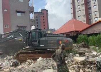 Effondrement d'un immeuble à Démoudoula : Trois morts, les autorités arrivent sur le site du drame 3 Effondrement d’un immeuble à Démoudoula : Trois morts, les autorités arrivent sur le site du drame