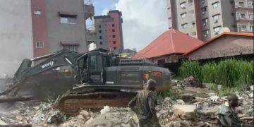 Effondrement d'un immeuble à Démoudoula : Trois morts, les autorités arrivent sur le site du drame 11 Effondrement d’un immeuble à Démoudoula : Trois morts, les autorités arrivent sur le site du drame