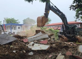 Reconstruction de la Maison Centrale de Coronthie : les machines entrent en action pour la démolition 2 Reconstruction de la Maison Centrale de Coronthie : les machines entrent en action pour la démolition