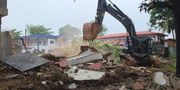 Reconstruction de la Maison Centrale de Coronthie : les machines entrent en action pour la démolition