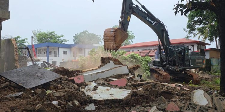 Reconstruction de la Maison Centrale de Coronthie : les machines entrent en action pour la démolition 1 Reconstruction de la Maison Centrale de Coronthie : les machines entrent en action pour la démolition