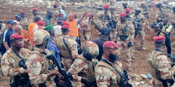 Eboulement meurtrier à la décharge de Dar es-Salam : le Président Doumbouya visite le site et apporte son soutien aux sinistrés