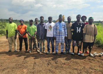 Dubréka : à Kankoukouré, le chef de secteur descend sur le terrain pour réhabiliter la route 4 Dubréka : à Kankoukouré, le chef de secteur descend sur le terrain pour réhabiliter la route