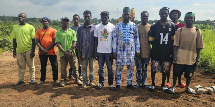 Dubréka : à Kankoukouré, le chef de secteur descend sur le terrain pour réhabiliter la route 1 Dubréka : à Kankoukouré, le chef de secteur descend sur le terrain pour réhabiliter la route