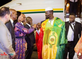 En visite à Abidjan, le Président Mamadi s'offre un bain de foule à l'aéroport FHB 4 En visite à Abidjan, le Président Mamadi s’offre un bain de foule à l’aéroport FHB
