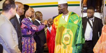 En visite à Abidjan, le Président Mamadi s&rsquo;offre un bain de foule à l&rsquo;aéroport FHB