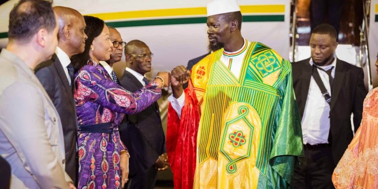 En visite à Abidjan, le Président Mamadi s&rsquo;offre un bain de foule à l&rsquo;aéroport FHB