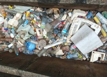 Sachets d'eaux minérales conditionnées en bouteille souple : Un autre phénomène aggravant de l'insalubrité à Conakry à cause de l'incivisme des citoyens 2 Sachets d’eaux minérales conditionnées en bouteille souple : Un autre phénomène aggravant de l’insalubrité à Conakry à cause de l’incivisme des citoyens