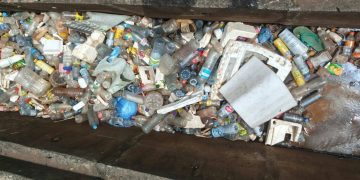 Sachets d&rsquo;eaux minérales conditionnées en bouteille souple : Un autre phénomène aggravant de l&rsquo;insalubrité à Conakry à cause de l&rsquo;incivisme des citoyens