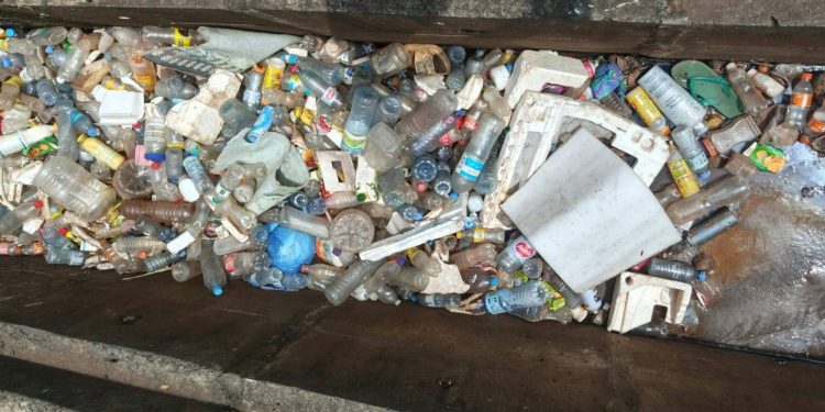 Sachets d&rsquo;eaux minérales conditionnées en bouteille souple : Un autre phénomène aggravant de l&rsquo;insalubrité à Conakry à cause de l&rsquo;incivisme des citoyens