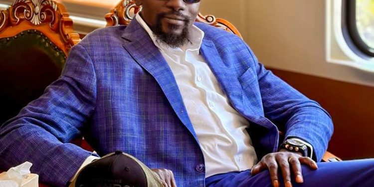 Le Président Mamadi DOUMBOUYA voyage à bord du train de passagers de la Compagnie du TransGuinéen (CTG).