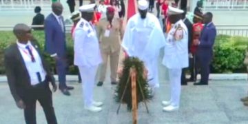 Fête nationale de l'indépendance : le Président Mamadi Doumbouya dépose la gerbe de fleurs à la Place des Martyrs 17 Fête nationale de l’indépendance : le Président Mamadi Doumbouya dépose la gerbe de fleurs à la Place des Martyrs