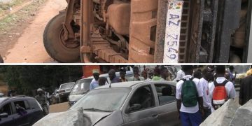 Accident à Entag : un camion transportant des blocs de granit se renverse et bloque la circulation